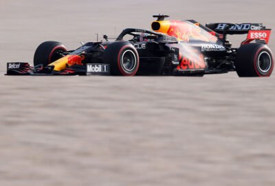 2021年F1卡塔尔大奖赛三练，行驶在罗赛尔国际赛道的红牛车手维斯塔潘