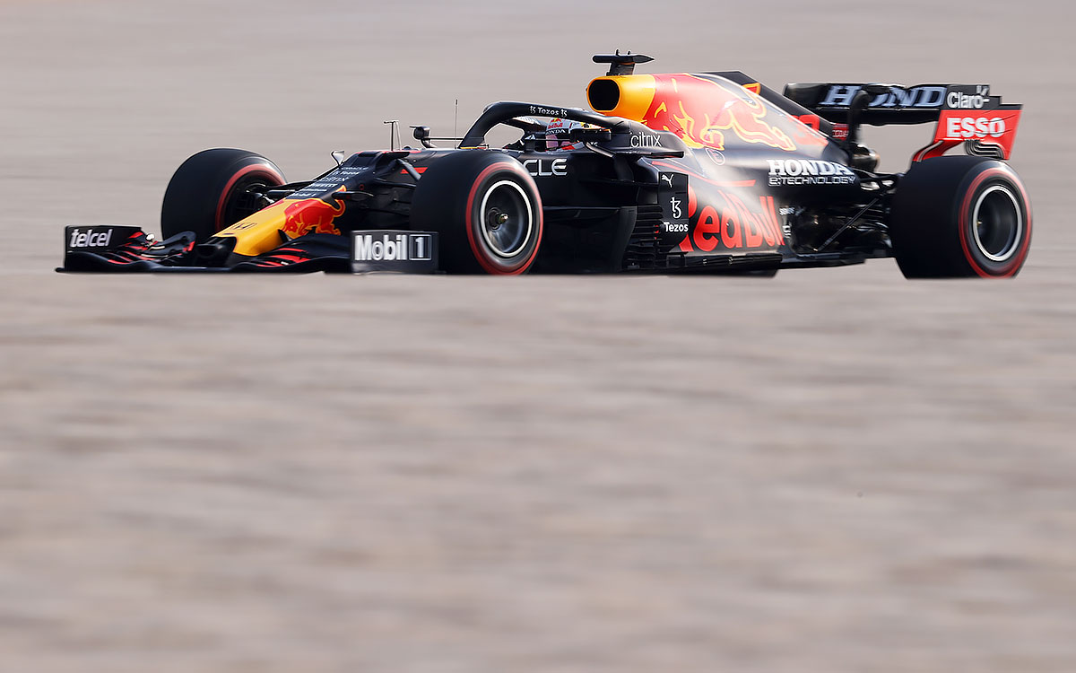 2021年F1卡塔尔大奖赛三练，行驶在罗赛尔国际赛道的红牛车手维斯塔潘