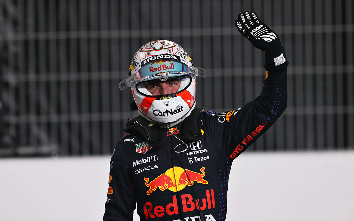 2021年F1卡塔尔大奖赛排位赛，赛后回应车迷声援的红牛车手维斯塔潘