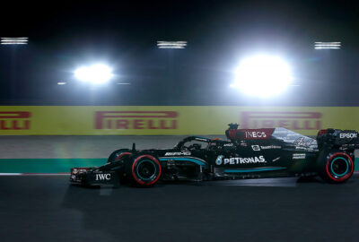 2021年F1卡塔尔大奖赛排位赛，在夜色中行驶在罗赛尔国际赛道的梅赛德斯车手汉密尔顿