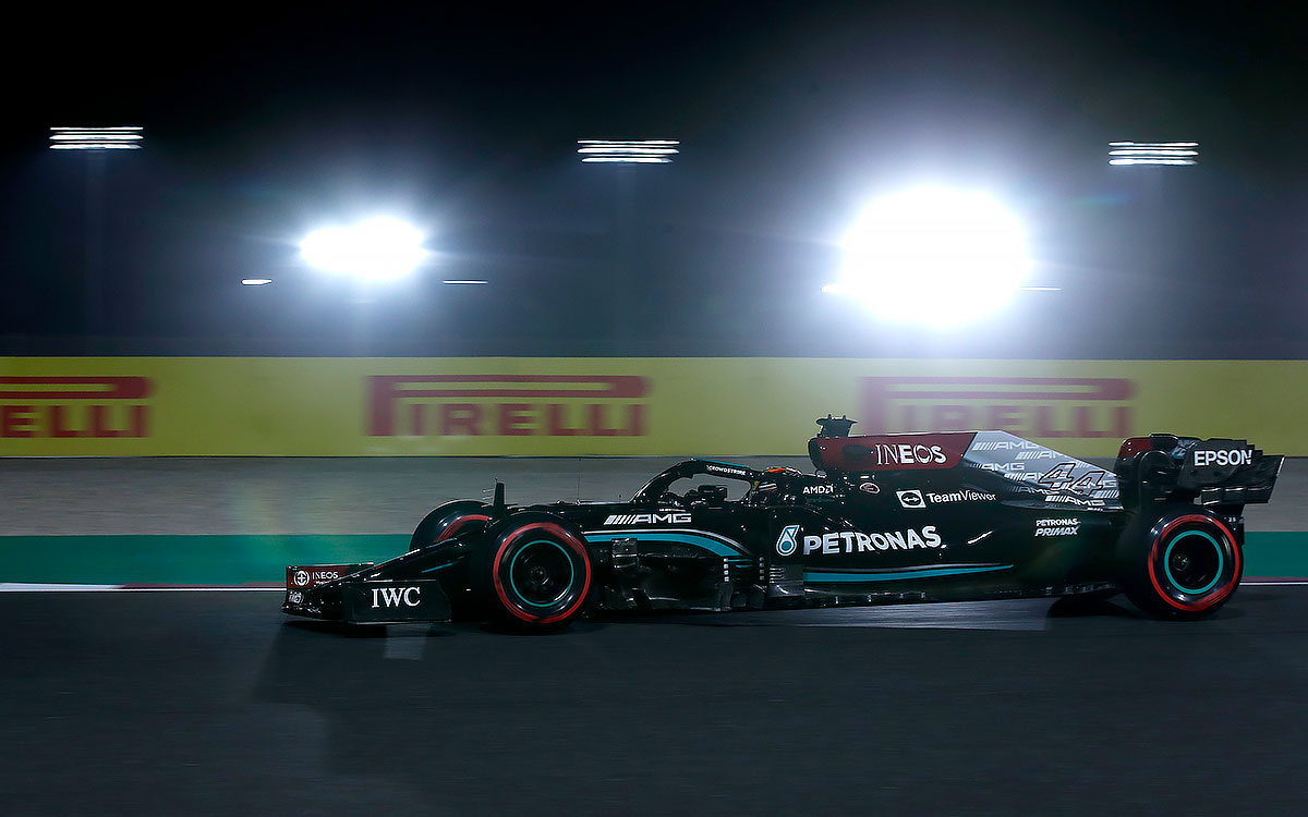 2021年F1卡塔尔大奖赛排位赛，在夜色中行驶在罗赛尔国际赛道的梅赛德斯车手汉密尔顿