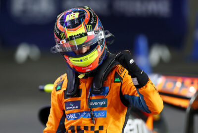 2025年F1卡塔尔大奖赛排位赛，皮亚斯特里挥拳庆祝夺得杆位