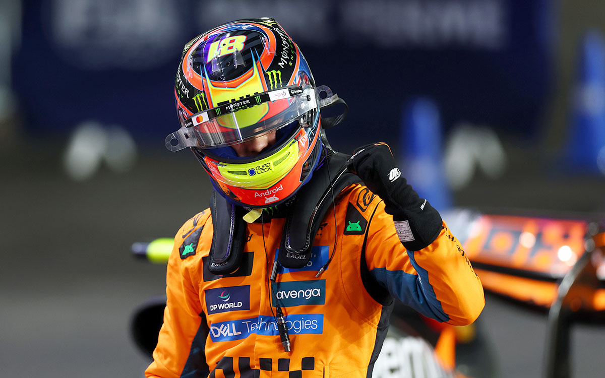 2025年F1卡塔尔大奖赛排位赛，皮亚斯特里挥拳庆祝夺得杆位