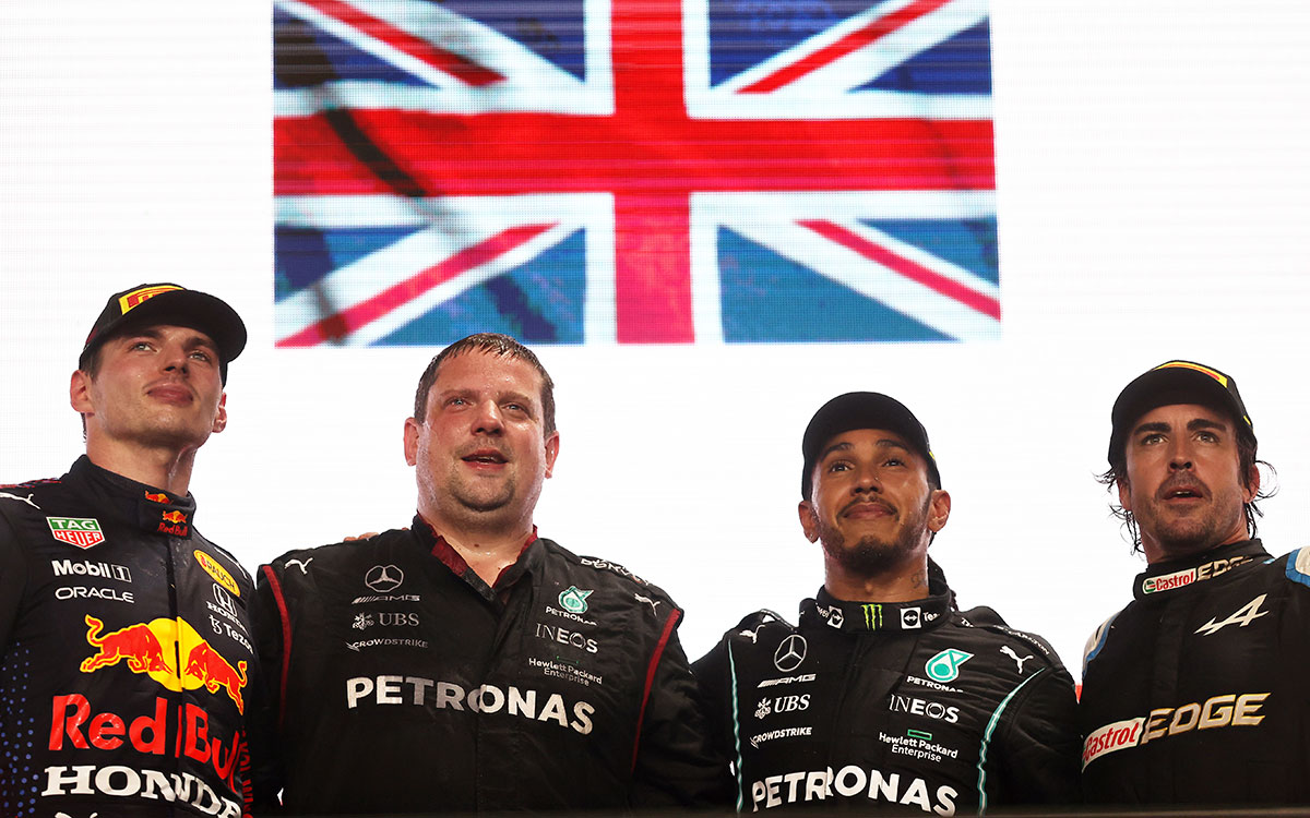 2021年F1卡塔尔大奖赛正赛，登上领奖台的红牛车手维斯塔潘、梅赛德斯车手汉密尔顿与阿尔派车手阿隆索