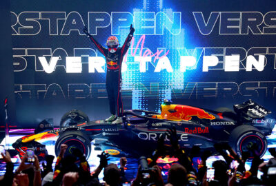 2025年F1卡塔尔大奖赛正赛，维斯塔潘在检录区庆祝逆转夺胜