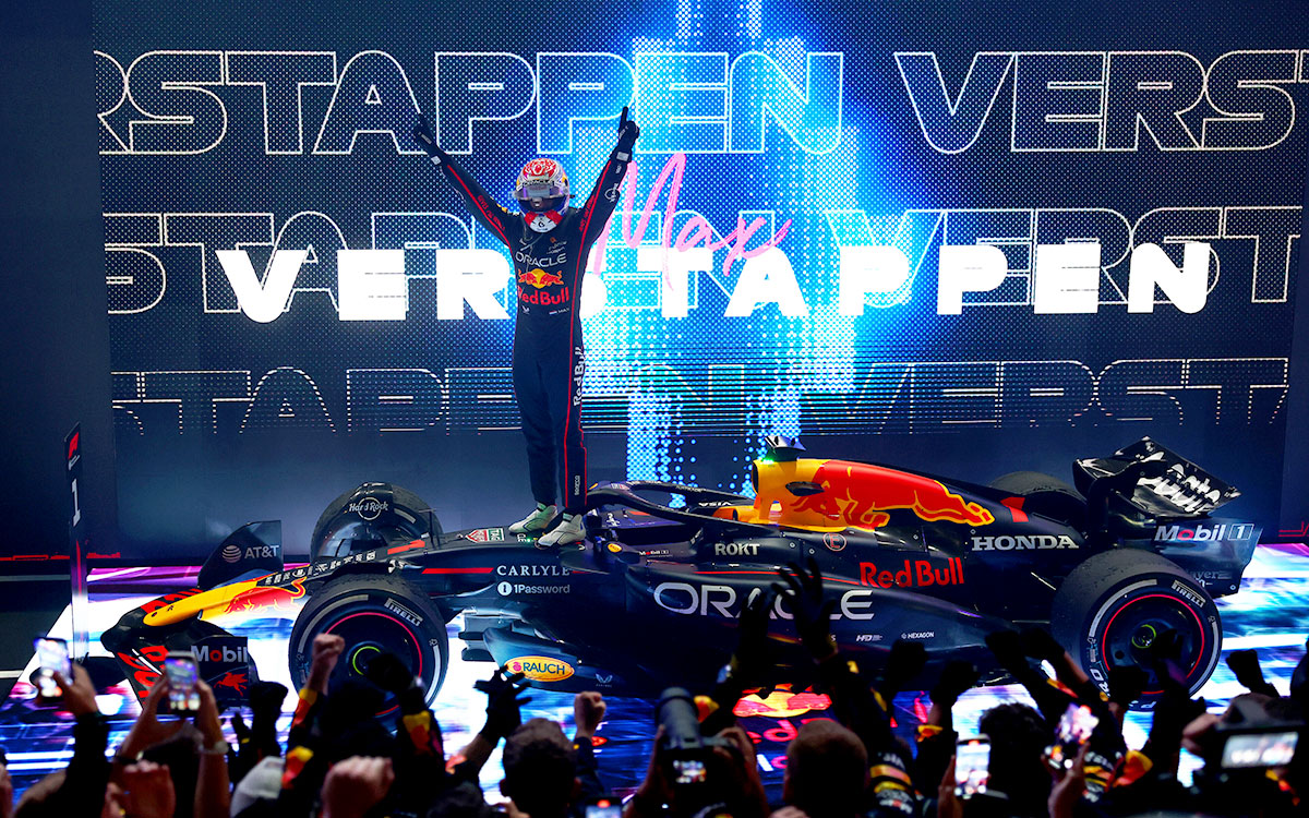 2025年F1卡塔尔大奖赛正赛，维斯塔潘在检录区庆祝逆转夺胜