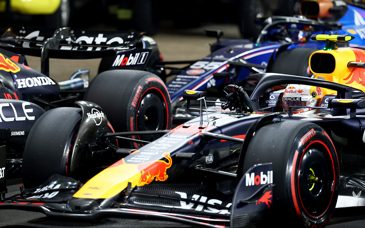 2025年F1卡塔尔大奖赛冲刺排位,名列第五的角田裕毅驾驶红牛RB21抵达检录区