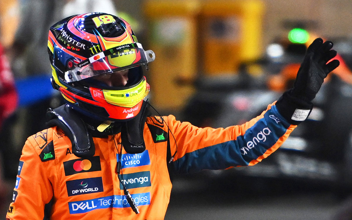 2025年F1卡塔尔大奖赛冲刺排位，夺得杆位的皮亚斯特里在检录区庆祝