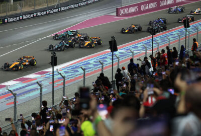2025年F1卡塔尔大奖赛冲刺赛发车后，领跑的皮亚斯特里与身后争夺第二的拉塞尔、诺里斯、角田裕毅、阿隆索