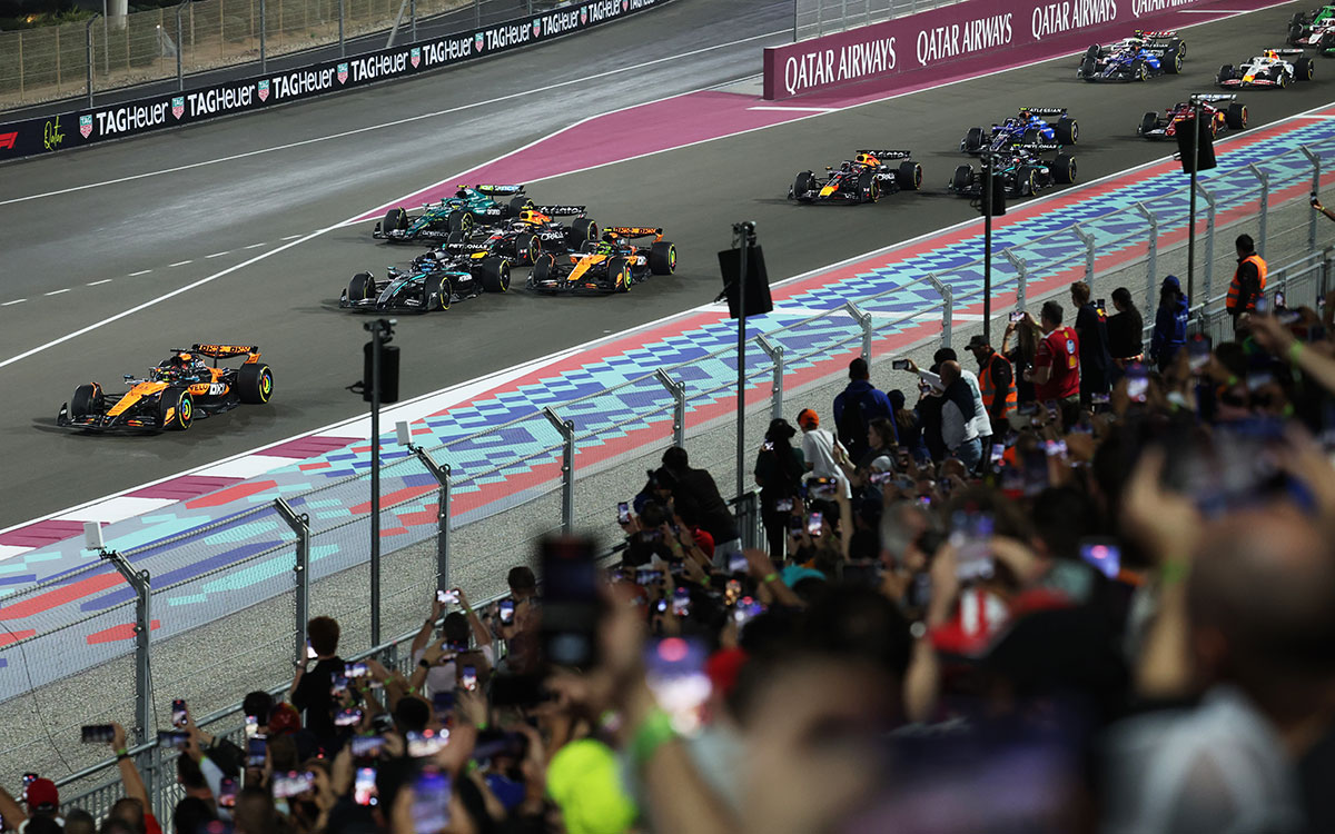 2025年F1卡塔尔大奖赛冲刺赛发车后，领跑的皮亚斯特里与身后争夺第二的拉塞尔、诺里斯、角田裕毅、阿隆索