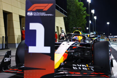 2024年F1巴林大奖赛排位赛，夺得杆位的维斯塔潘展示P1牌