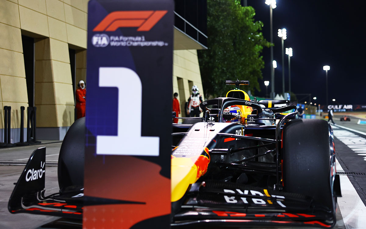 2024年F1巴林大奖赛排位赛，夺得杆位的维斯塔潘展示P1牌