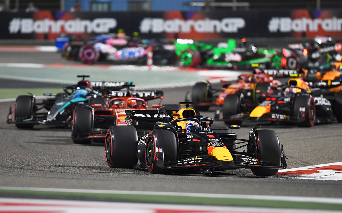 2024年F1巴林大奖赛正赛发车后,车阵驶入2号弯展开争夺