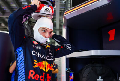 2024年F1沙特大奖赛一练，维斯塔潘驾驶红牛RB20在吉达滨海赛道练习行驶