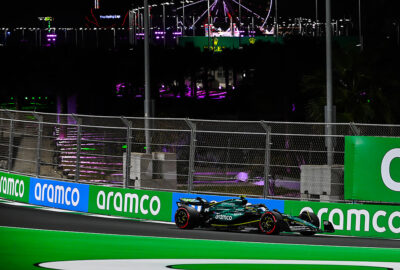 2024年F1沙特大奖赛二练，阿隆索驾驶阿斯顿·马丁AMR24在吉达滨海赛道练习行驶