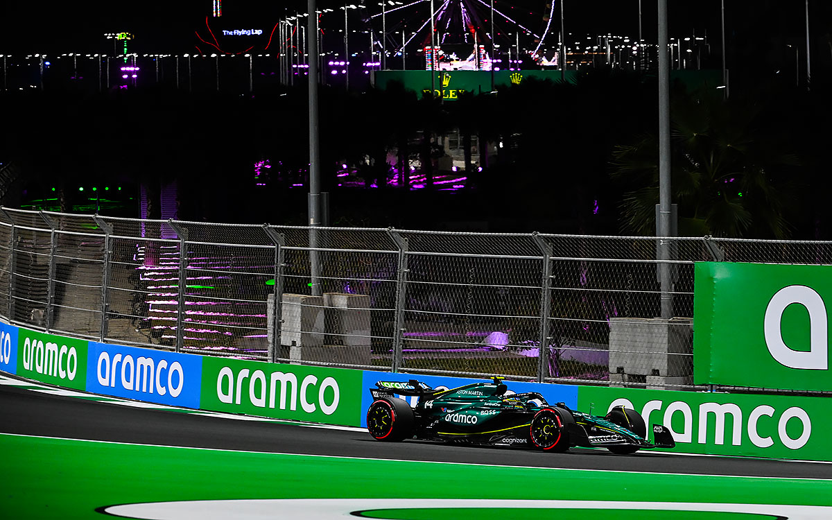 2024年F1沙特大奖赛二练，阿隆索驾驶阿斯顿·马丁AMR24在吉达滨海赛道练习行驶