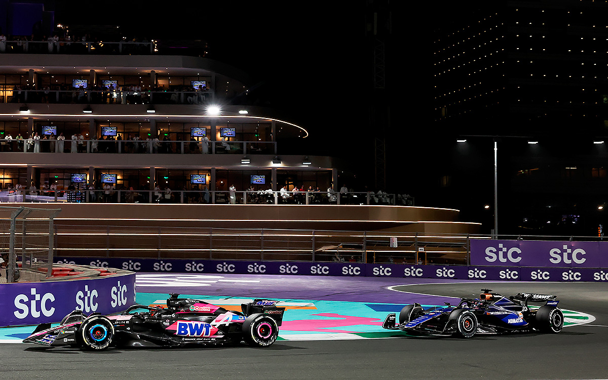 2024年F1沙特大奖赛正赛，奥康驾驶阿尔派A524在吉达滨海赛道行驶