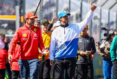 2024年F1澳大利亚大奖赛正赛前，刚接受阑尾手术两周的塞恩斯参加车手巡游