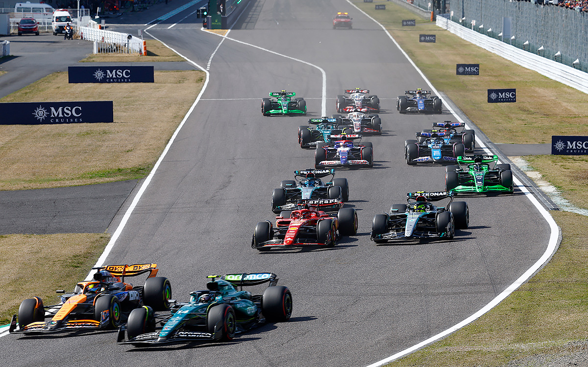 2024年F1日本大奖赛正赛发车，阿隆索驾驶阿斯顿·马丁AMR24驶入1号弯