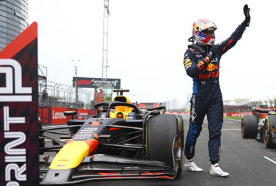 2024年F1中国大奖赛冲刺赛，维斯塔潘夺冠后向观众挥手致意