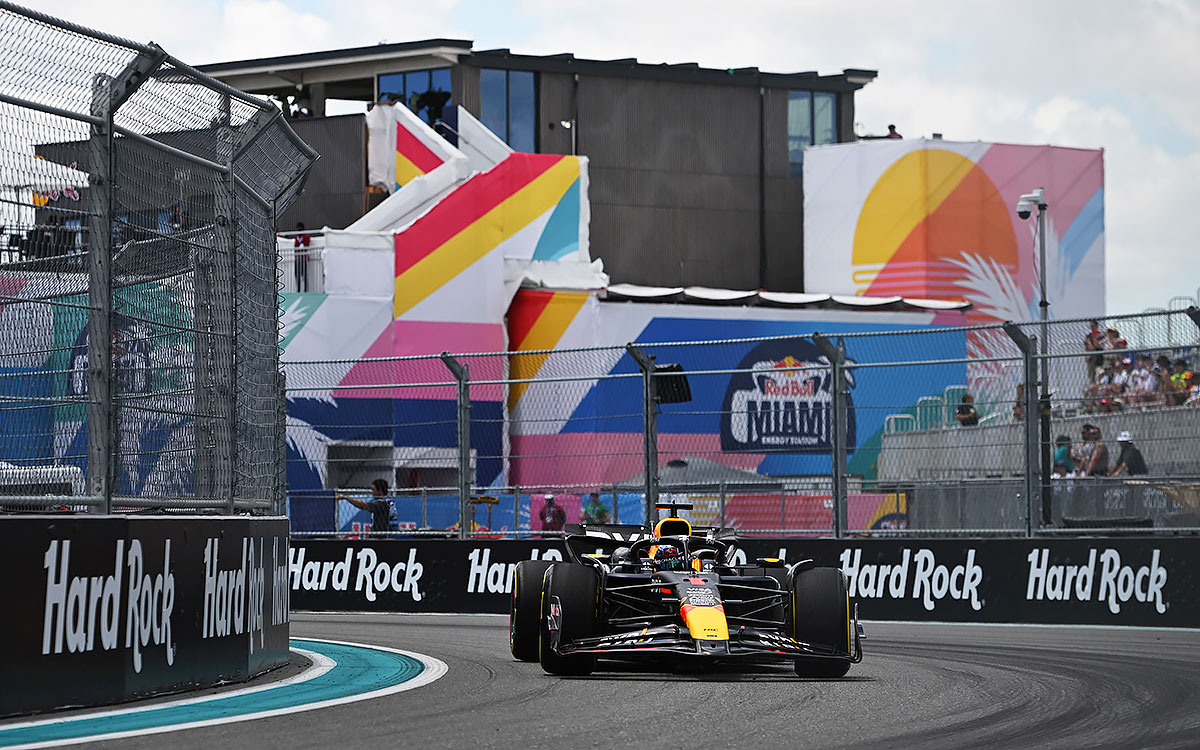 2024年F1迈阿密大奖赛一练，维斯塔潘驾驶红牛RB20在迈阿密国际赛道练习行驶