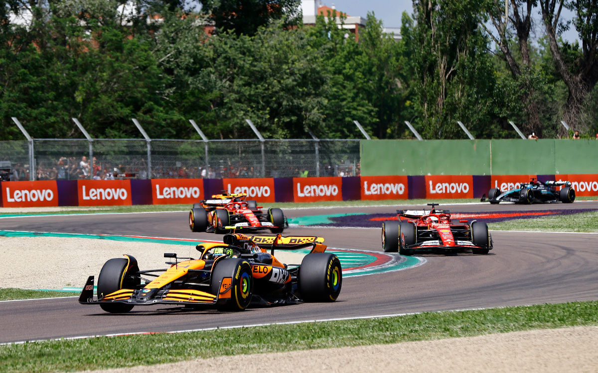 2024年F1艾米利亚罗马涅大奖赛正赛，诺里斯驾驶迈凯伦MCL38领跑前方法拉利赛车