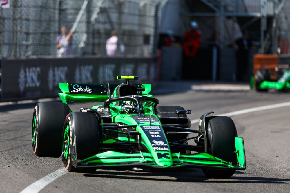 2024年F1摩纳哥大奖赛正赛，索伯赛车行驶在蒙特卡洛街道赛道