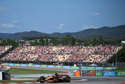 2024年F1西班牙大奖赛一练，诺里斯驾驶4号迈凯伦赛车在加泰罗尼亚赛道过弯