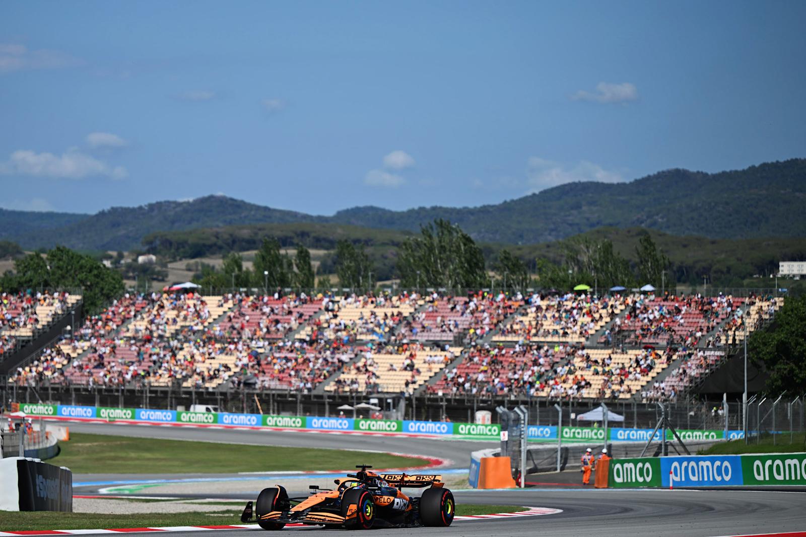 2024年F1西班牙大奖赛一练，诺里斯驾驶4号迈凯伦赛车在加泰罗尼亚赛道过弯