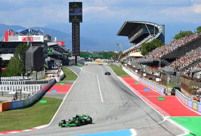 2024年F1西班牙大奖赛二练，博塔斯驾驶索伯赛车驶向加泰罗尼亚赛道一号弯