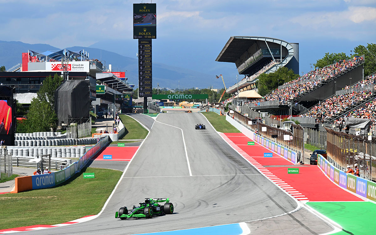 2024年F1西班牙大奖赛二练，博塔斯驾驶索伯赛车驶向加泰罗尼亚赛道一号弯