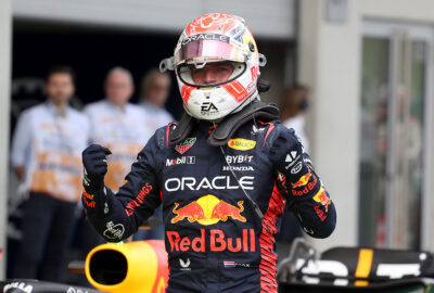 2023年F1奥地利大奖赛排位赛，维斯塔潘获得杆位后振臂庆祝