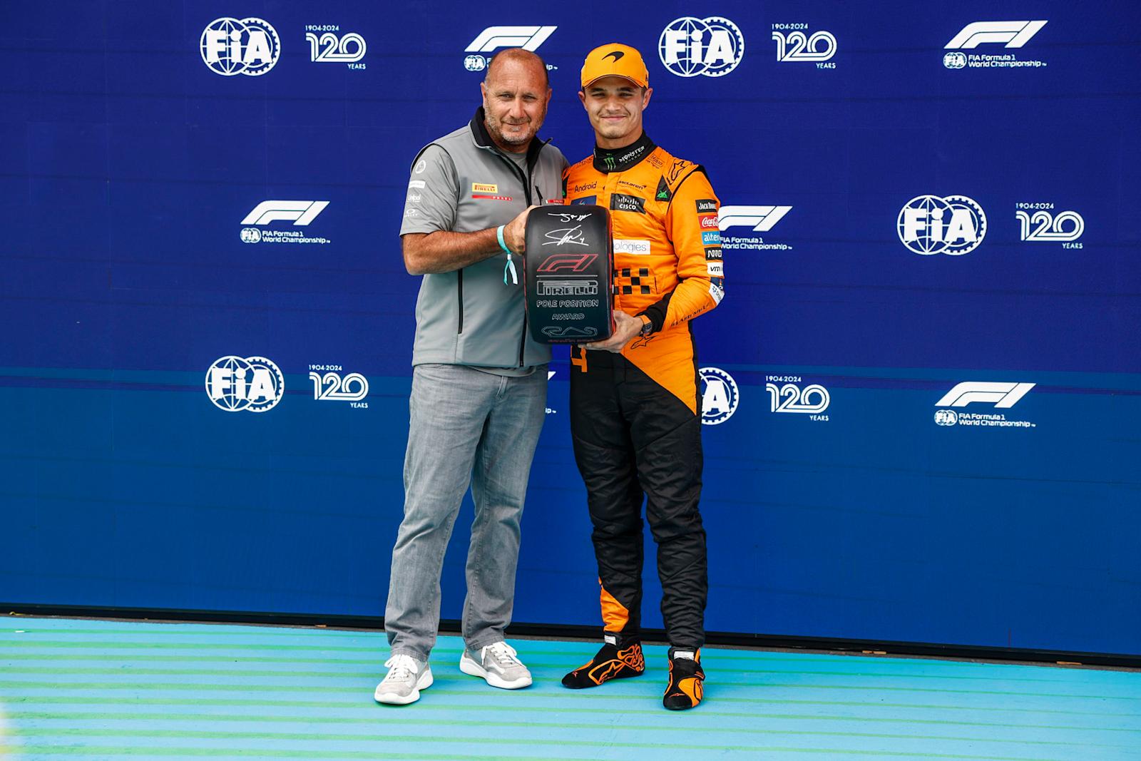 2024年F1西班牙大奖赛排位赛，杆位得主诺里斯与倍耐力代表共同展示杆位奖杯