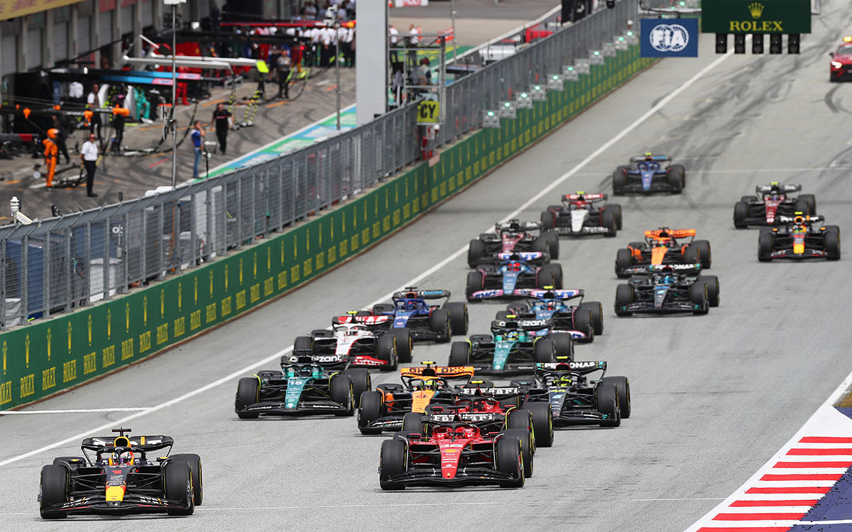 2023年F1奥地利大奖赛正赛发车阶段，维斯塔潘压制勒克莱尔领跑车阵驶过主直道