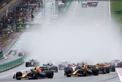 2023年F1奥地利大奖赛冲刺赛，佩雷兹的红牛赛车在开场圈1号弯前抢到领跑位置