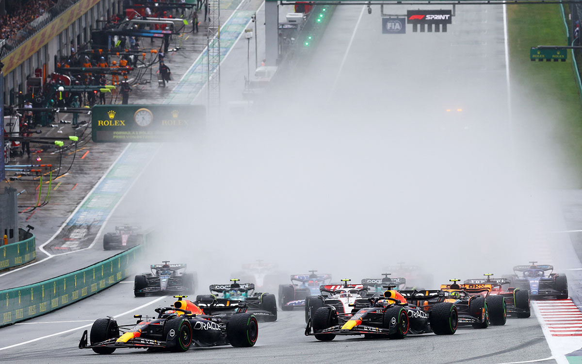 2023年F1奥地利大奖赛冲刺赛，佩雷兹的红牛赛车在开场圈1号弯前抢到领跑位置