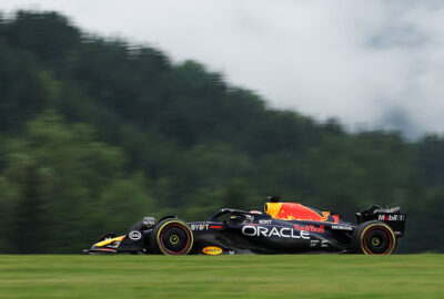 2023年F1奥地利大奖赛冲刺排位赛，维斯塔潘驾驶红牛RB19赛车在红牛环高速飞驰