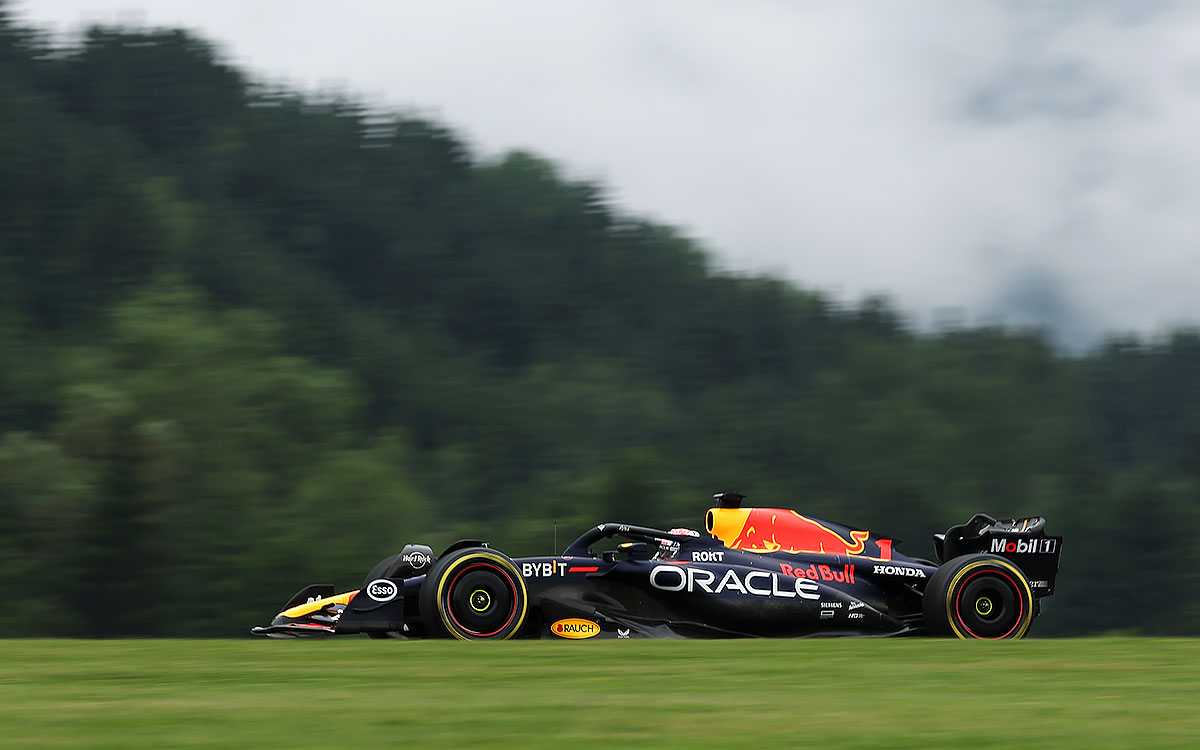 2023年F1奥地利大奖赛冲刺排位赛，维斯塔潘驾驶红牛RB19赛车在红牛环高速飞驰