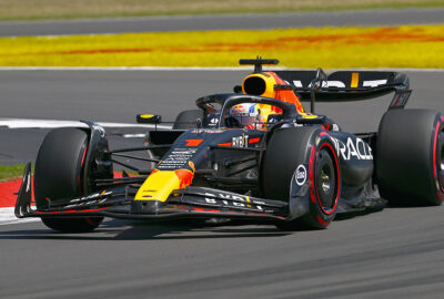 2023年F1英国大奖赛一练，维斯塔潘驾驶红牛RB19赛车在银石赛道飞驰