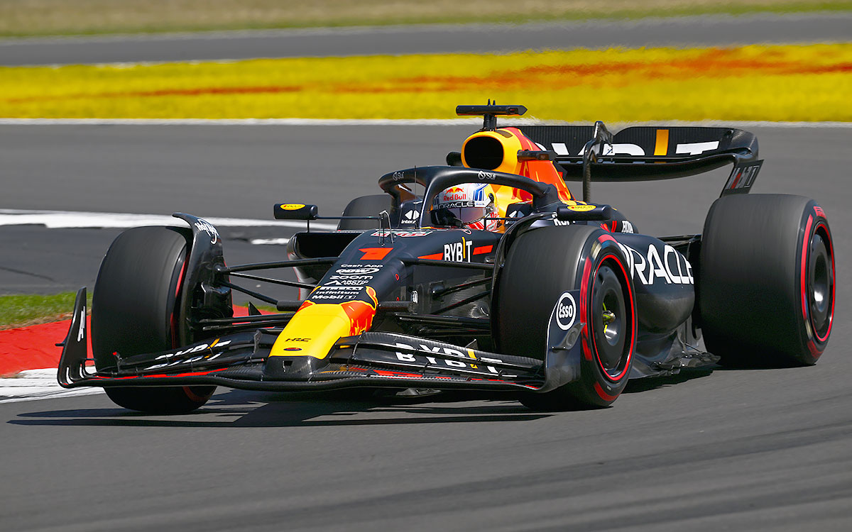 2023年F1英国大奖赛一练，维斯塔潘驾驶红牛RB19赛车在银石赛道飞驰