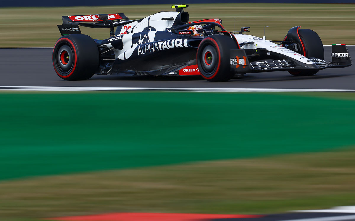 2023年F1英国大奖赛二练，角田裕毅驾驶红牛二队AT04赛车在银石赛道出战