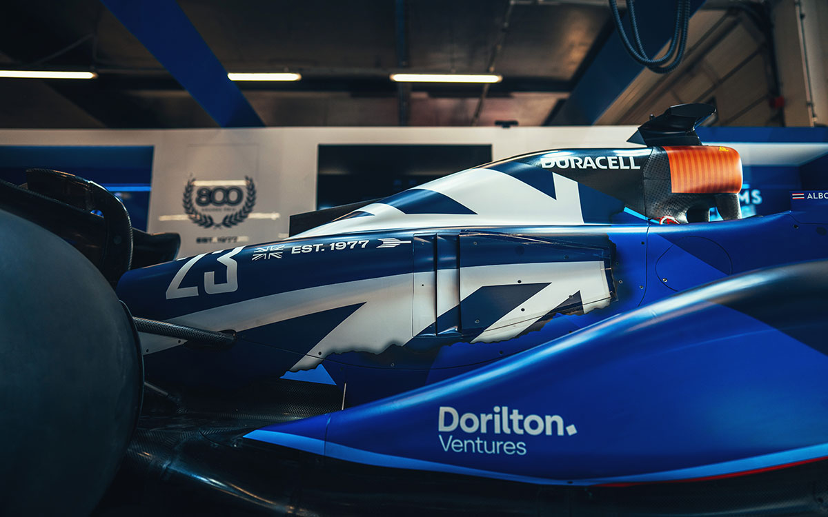 2023年F1英国大奖赛，威廉姆斯FW45赛车引擎盖上绘有米字旗和建队年份1977的第800站纪念涂装