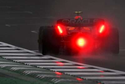 2023年F1英国大奖赛三练，降雨光顾银石赛道，佩雷兹驾驶红牛RB19赛车在雨中行驶