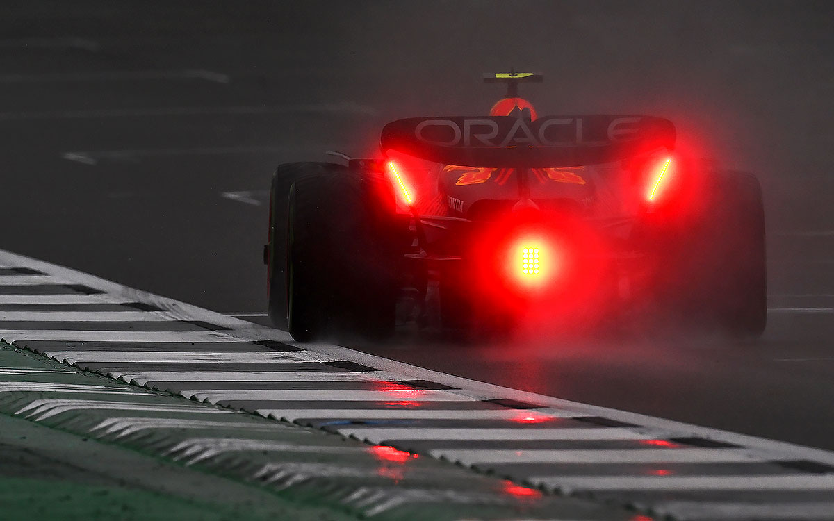 2023年F1英国大奖赛三练，降雨光顾银石赛道，佩雷兹驾驶红牛RB19赛车在雨中行驶
