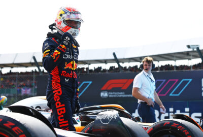 2023年F1英国大奖赛排位赛，维斯塔潘获得连续第五个杆位后振臂庆祝
