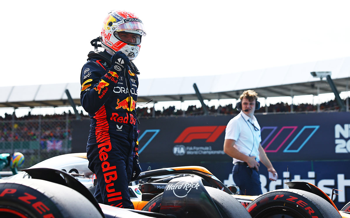 2023年F1英国大奖赛排位赛，维斯塔潘获得连续第五个杆位后振臂庆祝