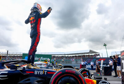 2023年F1英国大奖赛正赛，维斯塔潘收获个人首个英国站冠军后站上红牛RB19赛车振臂庆祝