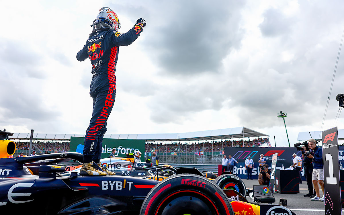 2023年F1英国大奖赛正赛，维斯塔潘收获个人首个英国站冠军后站上红牛RB19赛车振臂庆祝