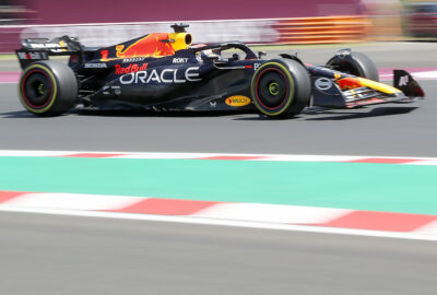 2023年F1匈牙利大奖赛三练，维斯塔潘驾驶红牛RB19赛车使用中性胎在亨格罗林赛道行驶
