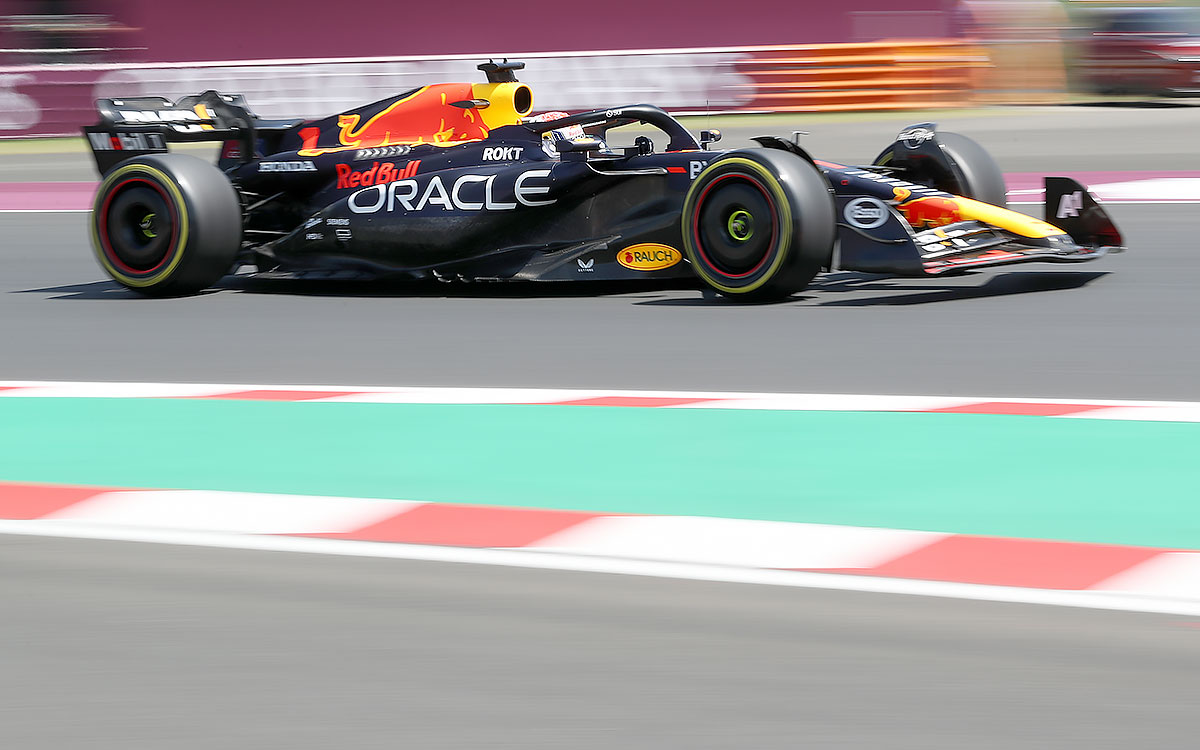 2023年F1匈牙利大奖赛三练，维斯塔潘驾驶红牛RB19赛车使用中性胎在亨格罗林赛道行驶